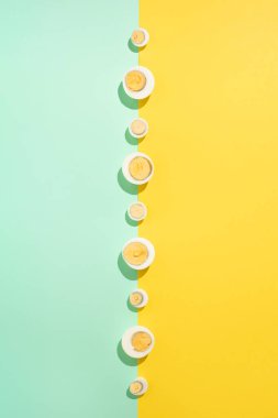 Üst düzey Paskalya geleneği konsepti. Yumurtaların yarısı yeşil ve sarı arka planda.