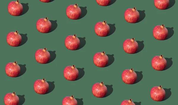 Granatäpple Mönster Grön Bakgrund Kreativ Frukt Minimal Koncept Idé — Stockfoto