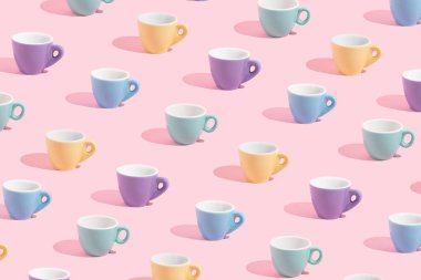 Pastel pembe arka planda kahve fincanı. Renkli yaratıcı model konsepti. Moda yaz pastel rengi.