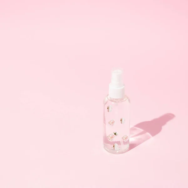 Pumpflasche Aus Kunststoff Mit Rosen Auf Pastellrosa Hintergrund Der Geruch — Stockfoto