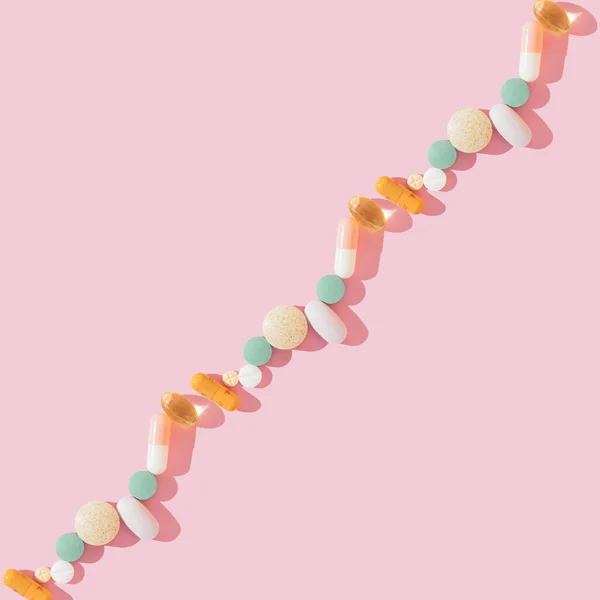 ピンクの背景に異なる形状の錠剤 ビタミン 錠剤やカプセルで作られた創造的な医療パターン 新コロナウイルス2019 Ncovのカラフルなコンセプト フラットレイアウト トップビュー コピースペース — ストック写真