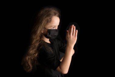 Genç pozitif bir çocuk COVID 19 koronavirüs salgınından dolayı duygularını ifade eder.. 