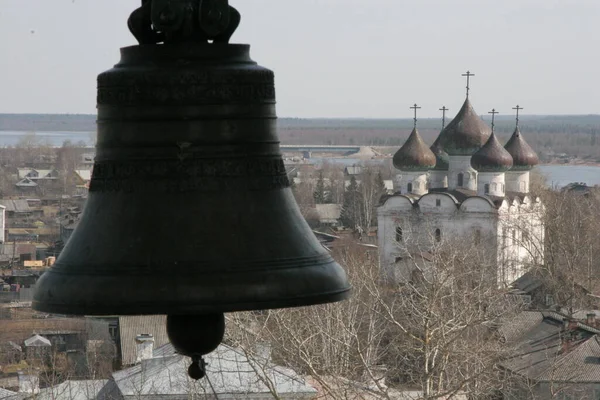 Igrejas de pedra do interior da Rússia. A cidade de Kargopol. Sinos do templo. — Fotografia de Stock