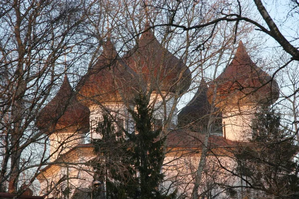 Igrejas de pedra do interior da Rússia. A cidade de Kargopol. Sinos do templo. — Fotografia de Stock