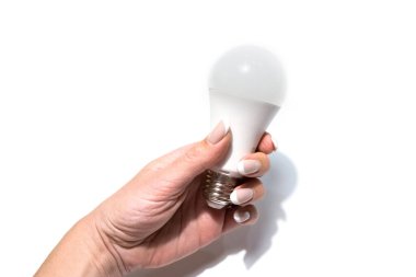 Elinde elektrikli diyot ampulü, beyaz stüdyo arka planında izole edilmiş..
