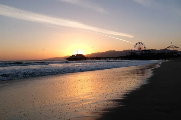 Zachód słońca w Santa Monica Beach w Kalifornii. Złoty kolor piasku. — Zdjęcie stockowe