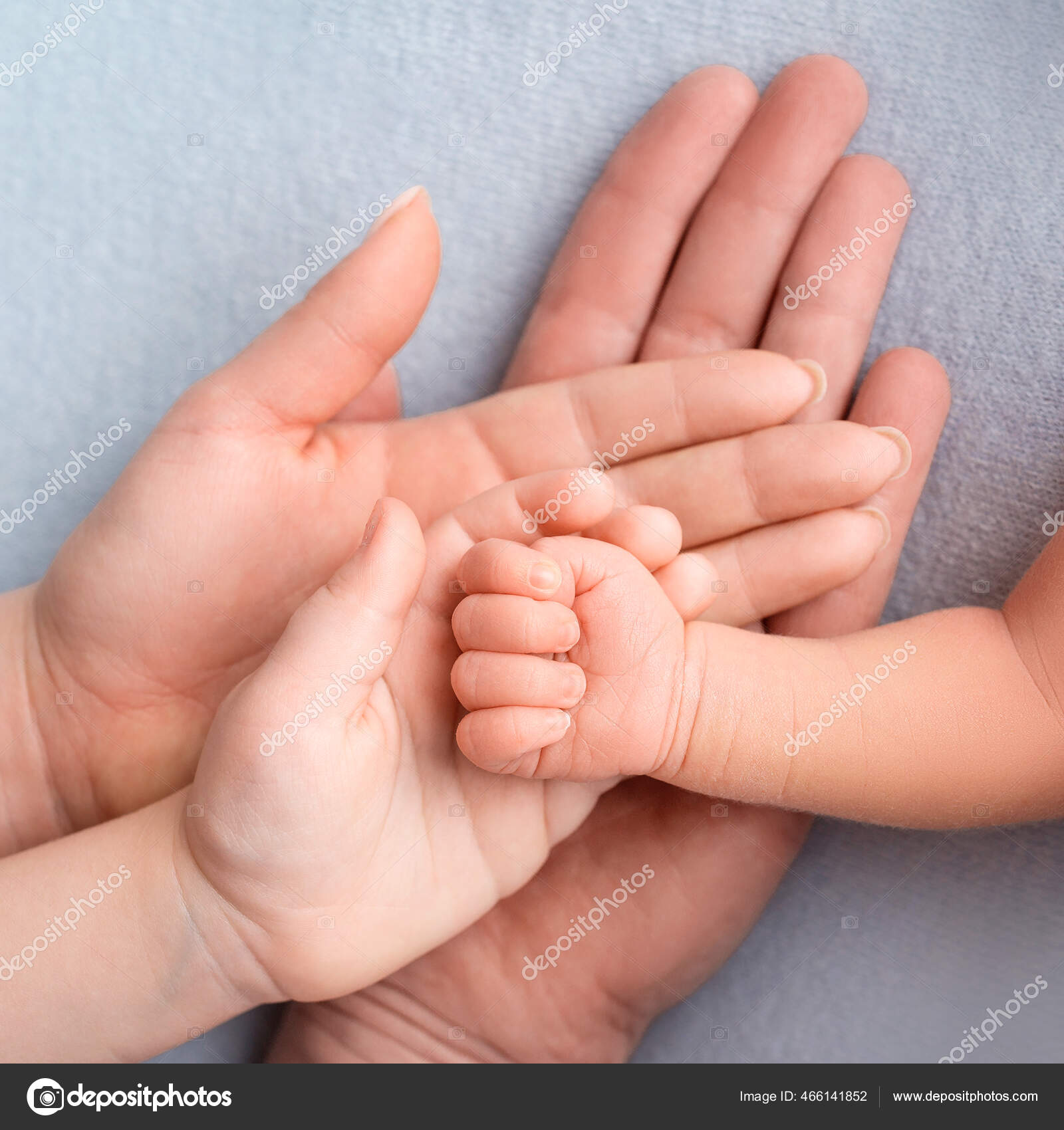 Mano De Bebe Recien Nacido La Familia La Mama El Papa Y Un Nino Mayor Sostienen El Puno De Un Recien Nacido Fotografia De Stock C Vad Len Depositphotos
