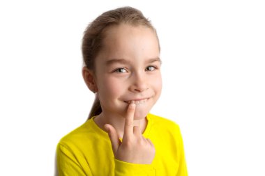 Küçük kız güzel bir gülümsemeyle beyaz bir arka planda duruyor, çocuklar çarpık dişler, pediatrik dişçilik. Çarpık dişler, yakın plan. Maloklasyonun düzeltilmesi gereklidir.