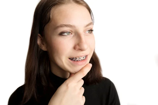 Ortodontisk behandling. Tandvård koncept. Leende tonårstjej med tandställning. Metallhängslen närbild på tänderna. — Stockfoto