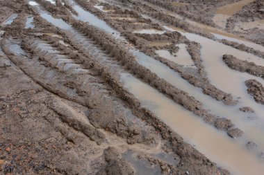 Çamurlu yolda lastik izleri
