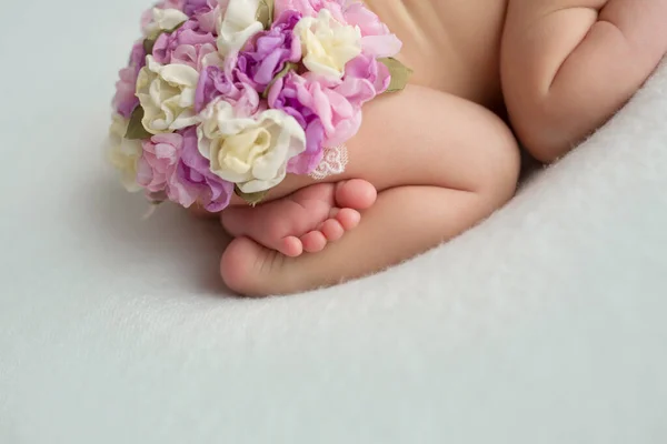 Pieds de bébé. Le petit pied d'un nouveau-né en foyer sélectif doux. Image de la plante des pieds. — Photo
