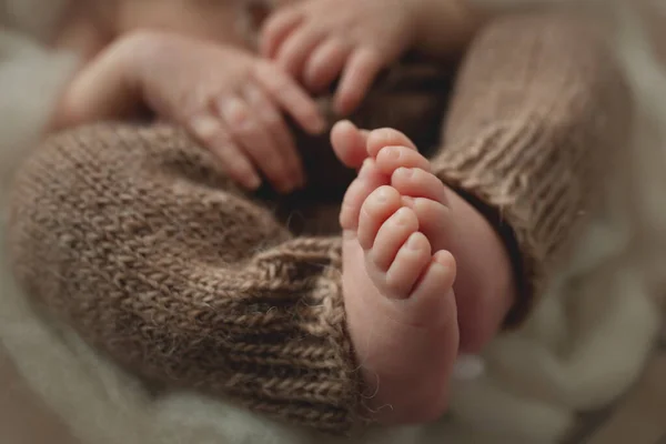 Детские ноги. Крошечная нога новорожденного в мягком избирательном фокусе. Изображение подошв ног. — стоковое фото