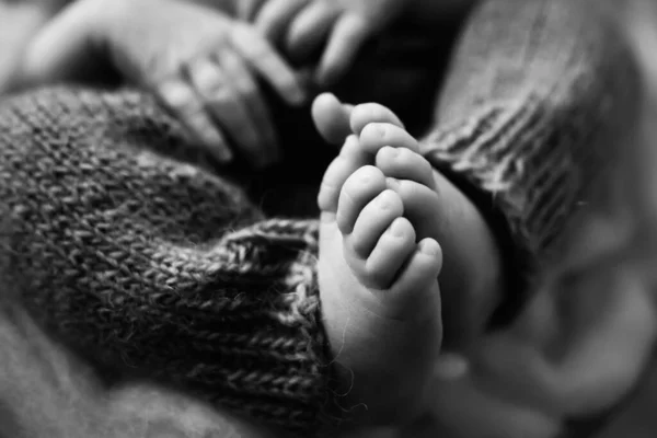 Babyfüße. Der winzige Fuß eines Neugeborenen in sanftem selektivem Fokus. Schwarz-Weiß-Bild der Fußsohlen. — Stockfoto
