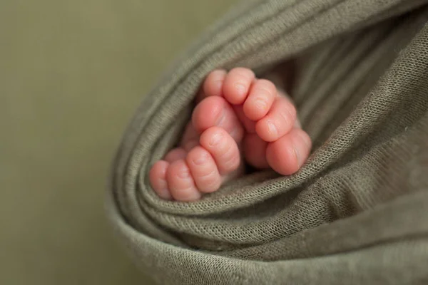 Baby feet. The tiny foot of a newborn in soft selective focus. Image of the soles of the feet. — Stock Photo, Image