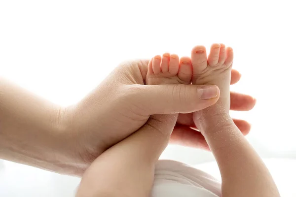 Manos de los padres. las piernas del recién nacido en manos de mamá y papá. babys piernas en sus manos. — Foto de Stock