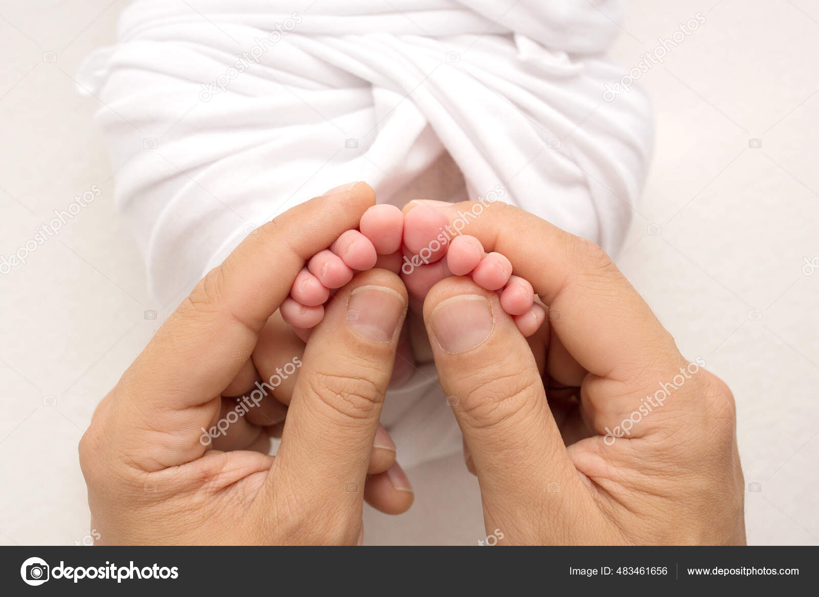 Manos De Los Padres Las Piernas Del Recien Nacido En Manos De Mama Y Papa Babys Pies En Sus Manos Fotografia De Stock C Vad Len Depositphotos