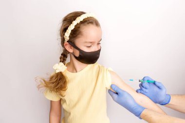 Bir hemşire şırıngayla hastalara aşı yapıyor. Beyaz arka plan. Kovid19 'a yakın çekim..