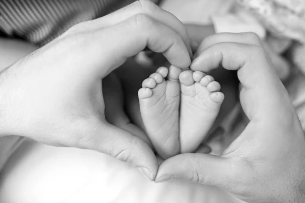 Stopy noworodka w rękach mamy zamknij się. — Zdjęcie stockowe
