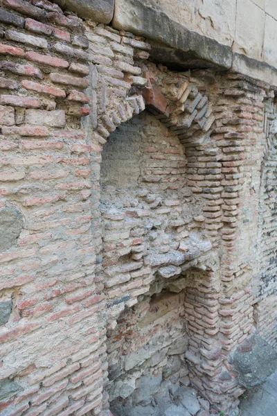 Väggstruktur från gamla råa tegel och sten. Gamla murar förstörda av tiden.Tbilisi, Georgien. — Stockfoto