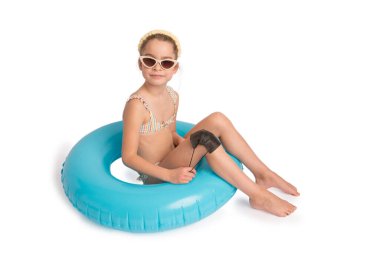 Mutlu küçük kız, açık havada plaj elbisesi içinde, siyah siyah siyah maskesini yüzünden çıkartıyor. Coronavirüs 'ü yenme konsepti.