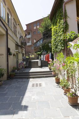 Georgia 'nın Tiflis kentindeki eski binaya giden merdiven. Eski kentin mimarisi. Taş merdiven. 