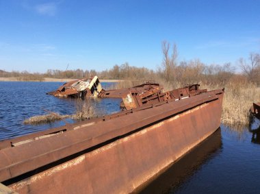 terk edilmiş alanda pas tekne
