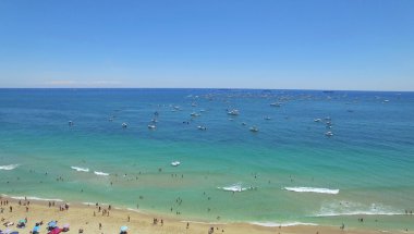 Yat ve tekne sahil ve popüler plaj yakınında