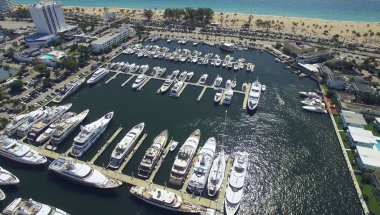 Yat ve tekne limanına demirledi. Havadan görünümü