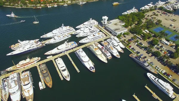 Yat ve tekne limanına demirledi. Havadan görünümü