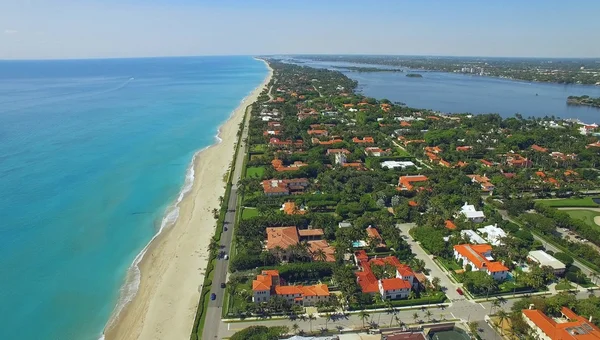 Palm Beach üzerinde uçan, lüks yer yaşayan ve tatil için