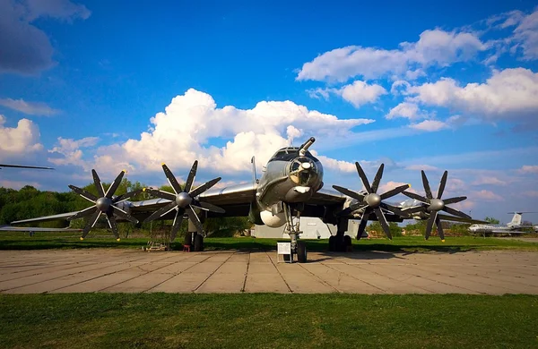 Військовий літак ту-142 в музеї авіації. Київ. Україна — стокове фото