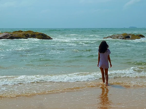 그녀는 처음 바다를 보았다. 인도양입니다. 스리랑카 — 스톡 사진