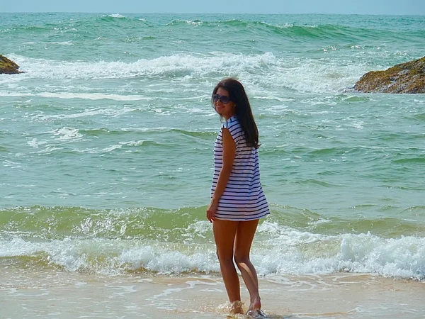 She first saw the ocean. Indian ocean. Sri Lanka — Stock Photo, Image