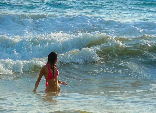 Menina feliz nadando no Oceano Índico no Sri Lanka — Fotografia de Stock