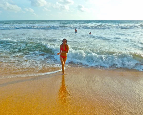 Menina feliz nadando no Oceano Índico no Sri Lanka — Fotografia de Stock