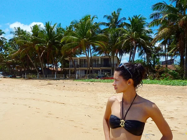 Una chica enamorada del océano. Hermosa vista del Océano Índico . — Foto de Stock