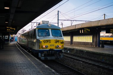 Antwerp Berchem İstasyonu 'nda Belçika treni