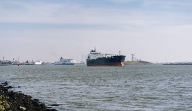 Hoek van Holland yakınlarında kargo gemileri