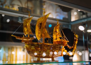 Polonya 'nın Malbork kentindeki Malbork Şatosu' nda Amber sanat eserleri.