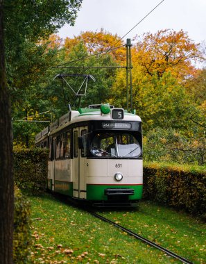 Arnhem 'deki Açık Hava Müzesi' nde eski bir tramvay.