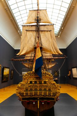 Amsterdam 'daki RIjksmuseum' da gemi modeli.