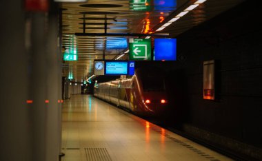 Thaly 'ler Schiphol tren istasyonuna vardılar.