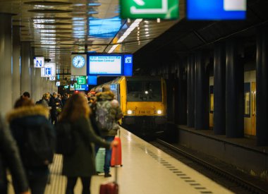 Şehirlerarası doğrudan Schiphol tren istasyonuna geliyor.