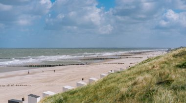 Zeeland sahilindeki sahil kulübelerinde.