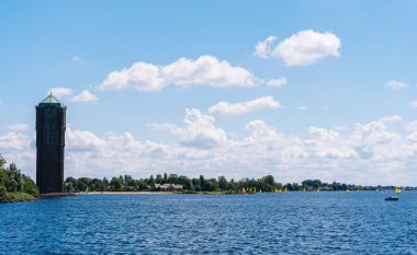Aalsmeer Gölü 'nün yanındaki su kulesi