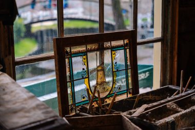 Zuiderzeemuseum 'da lekeli cam pencere