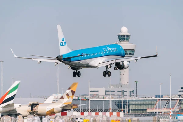 Schiphol havaalanında KLM uçağı