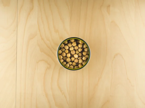 Open tin can with chickpeas, healthy diet — Stock Photo, Image