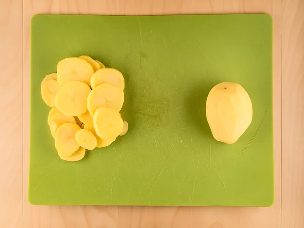 整个和切片土豆绿色使用板上 — 图库照片