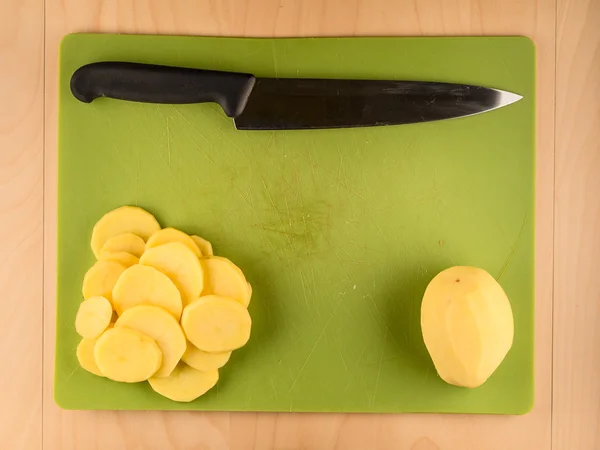 切成片的土豆和使用塑料板刀 — 图库照片